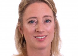 We zien een stralende jonge dame tegen een witte achtergrond