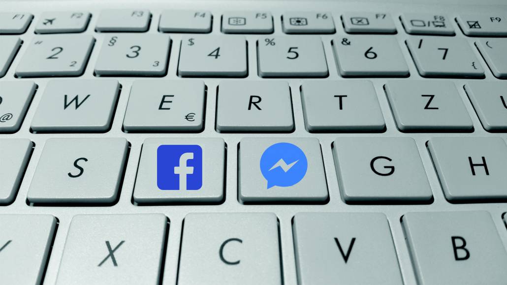 alphabets-buttons-computer-247780 Toetsenbord met facebook en messenger symbool